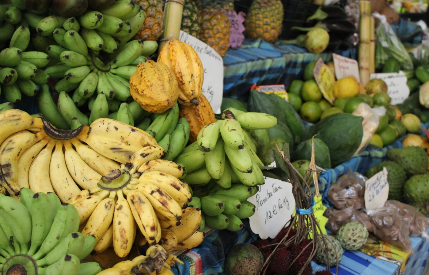 Marché local coloré aux Antilles, fruits et épices créoles