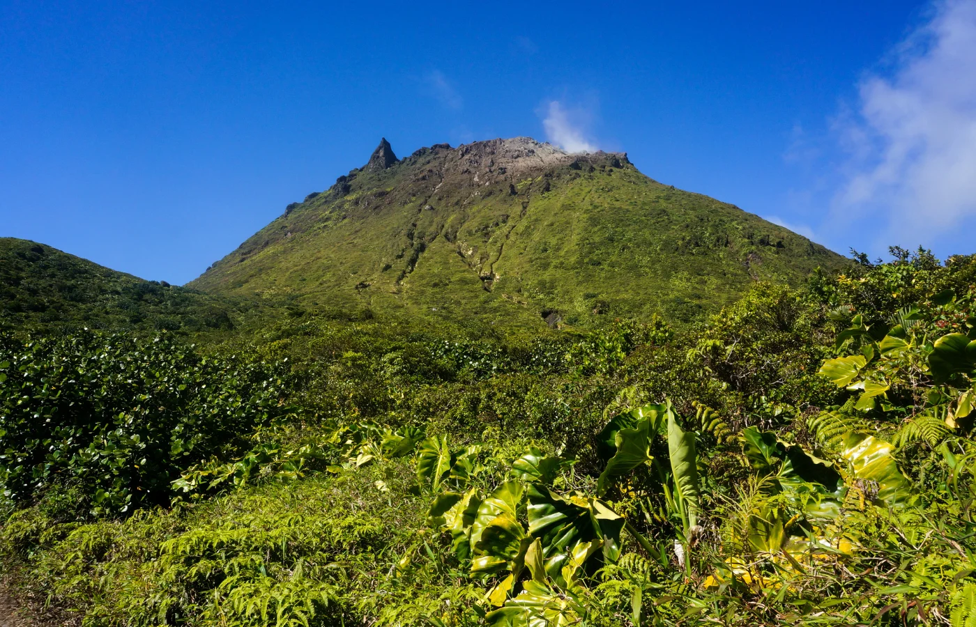 Vue aérienne sur la Soufrière et les paysages de Guadeloupe