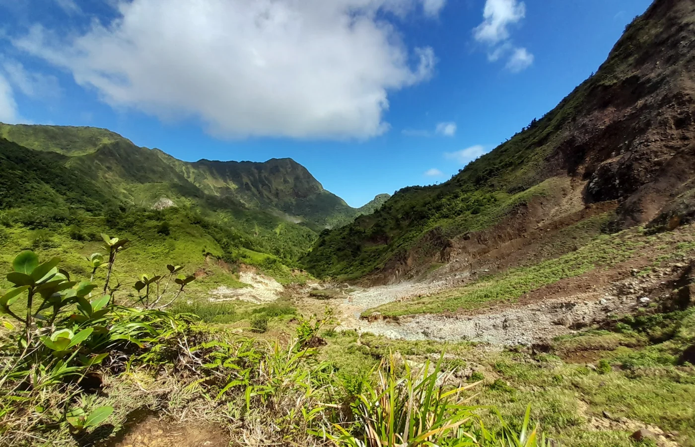 Vallée de la Désolation à la Dominique, paysage volcanique avec fumerolles et boue bouillonnante