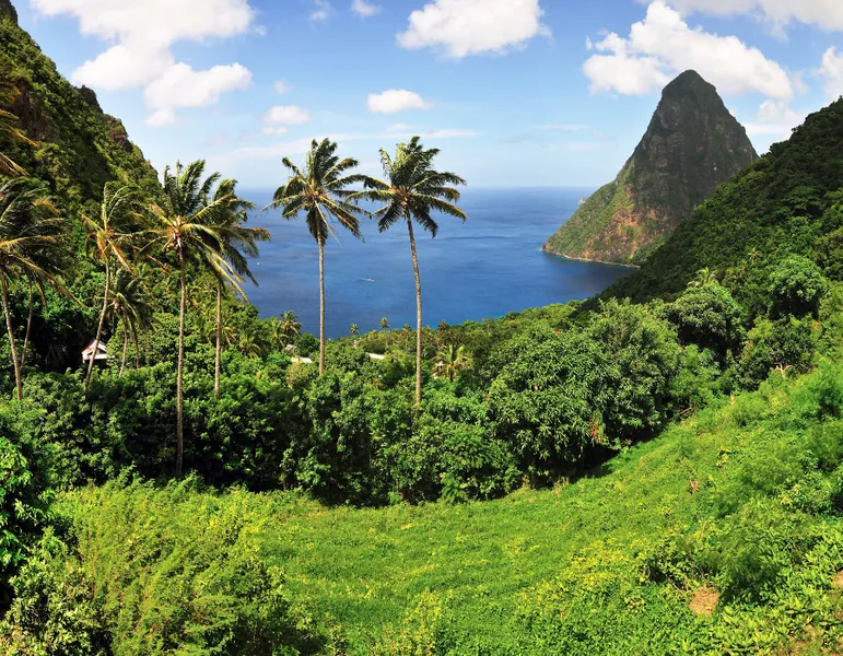 Sainte-Lucie — Pitons jumeaux et plages tropicales