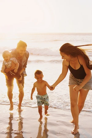 Une famille sur la plage